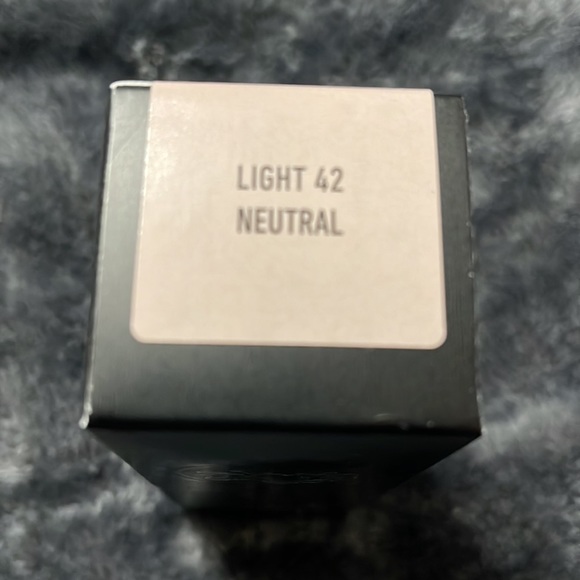 KVD Light 42 Neutral Lock-it Foundation - Picture 5 of 5